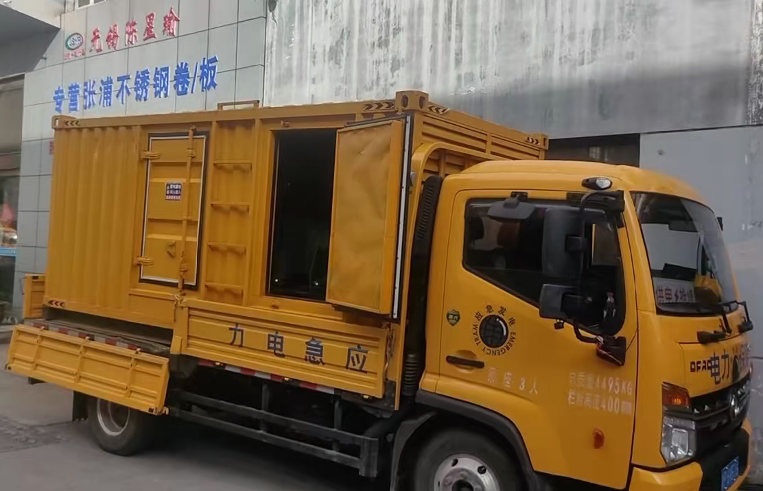 阿拉尔农场柴油发电机组负载测试时应如何监控机组的运行状态？